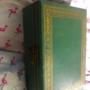 Beautiful vintage jewelry box complete with travel case!!